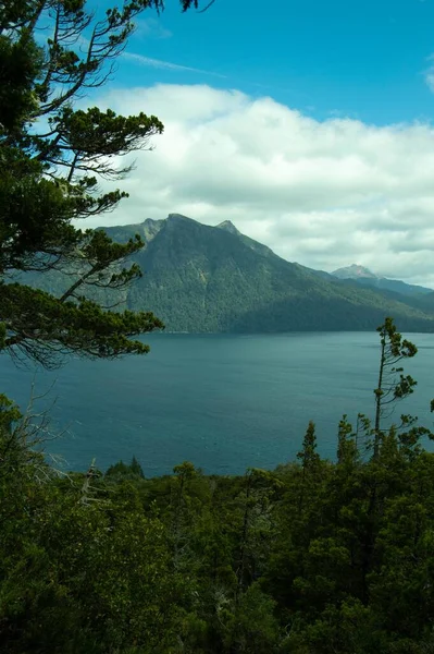 Plano Vertical Lago Azul Ancho Rodeado Montañas Rocosas Fondo Nublado —  Fotos de Stock