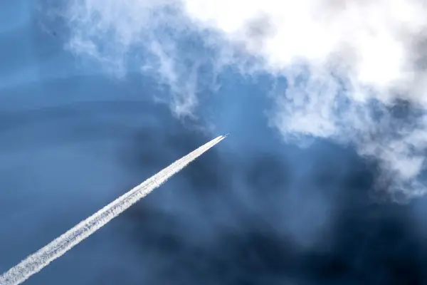 Une Belle Vue Bas Ligne Blanche Avion Dans Ciel Bleu — Photo