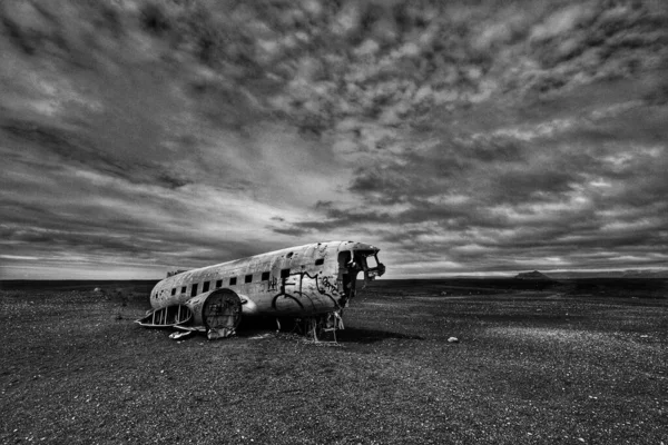 1973年 美国海军一架飞机燃料耗尽 坠毁在冰岛南部海岸索尔海姆巴桑杜尔的黑色海滩上 — 图库照片
