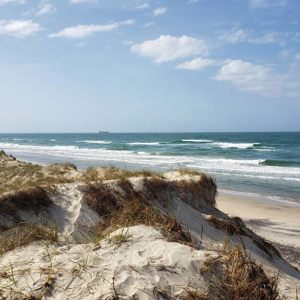 Zee Golven Bereiken Zandkust Onder Blauwe Hemel — Stockfoto