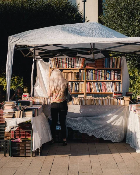 Eine Blonde Frau Kauft Einem Provisorischen Buchhandelzelt Der Innenstadt Bücher — Stockfoto