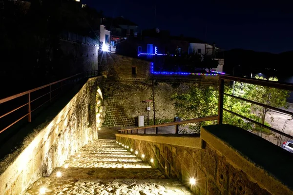 Pintoresco Plano Una Escalera Piedra Iluminada Durante Noche Caiazzo Italia — Foto de Stock