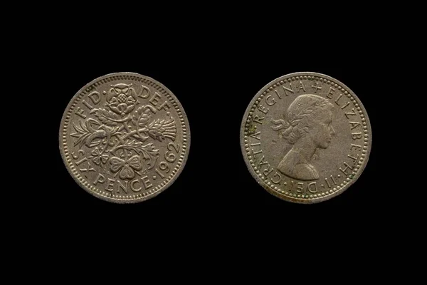 黒を背景に 英国の硬貨のトップビューのクローズアップが表示されます — ストック写真