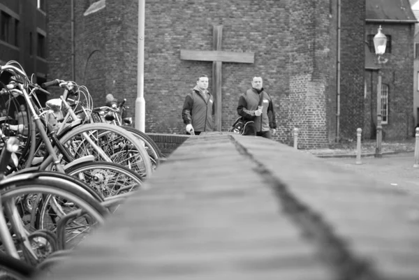 Der Parkplatz Mit Backsteinmauer Großem Kirchenkreuz Und Zwei Passanten Venlo — Stockfoto