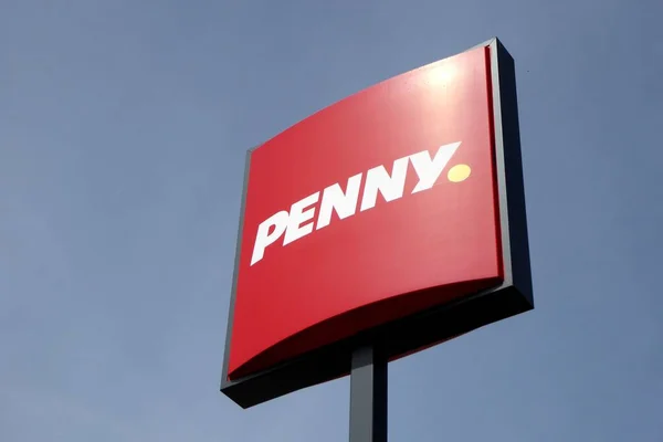 Supermarkt Logo Vom Lebensmittel Discounter Penny Vor Blauem Himmel — Stockfoto