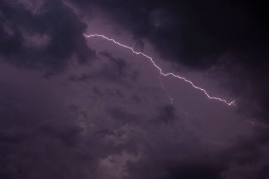 Fırtınalı bir günde İsviçre, Huttwil 'de güzel bulutların yakın plan çekimi.