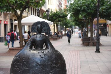 Las Meninas de Bilbao heykelinin sığ bir odak noktası.