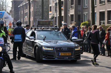 Sokaktaki gri Audi S8 Pace Car insanlarla çevrili.