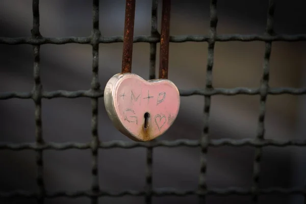 Köprü Parmaklıklarında Pembemsi Bir Kalbin Yakın Çekimi — Stok fotoğraf
