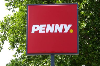 Almanya 'da Discounter Mağazası, Kalkan, Supermarkt Logo vom Penny vor gruenemBaum
