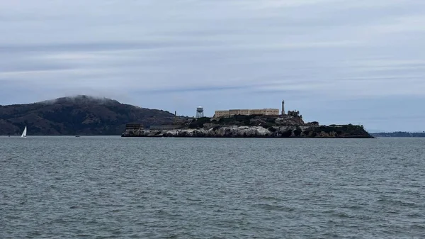 Bulutlu Bir Günde Alcatraz Adası Dağları Olan San Francisco Körfezi — Stok fotoğraf