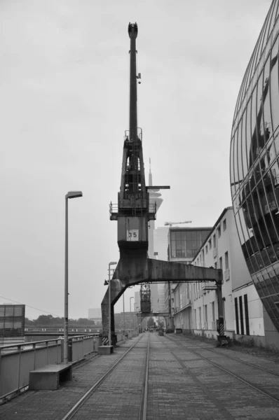 Vertical Grayscale Shot Old Cargo Crane Media Harbor Dusseldorf Germany — Stock Photo, Image