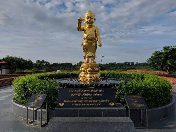 Uma Grande Estátua Dourada Símbolo Paz Gautam Buddha Dia Nublado — Fotografia de Stock