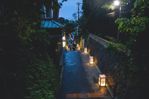 Une Lanterne Rue Long Chemin Pendant Nuit — Photo