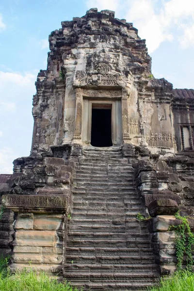 柬埔寨吴哥窟及其楼梯的垂直截图 — 图库照片
