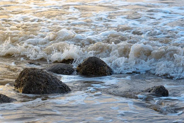 아침해 파도가해 바위에 튀기다 — 스톡 사진