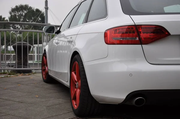 Audi Avant Blanche Avec Jantes Rouge Vif Garées Sur Les — Photo