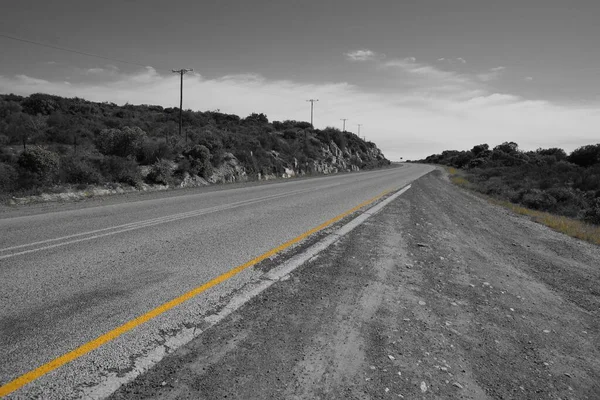 Ασπρόμαυρο Πλάνο Ασφαλτοστρωμένου Δρόμου Κίτρινη Γραμμή Αγροτική Περιοχή Στο Φως — Φωτογραφία Αρχείου