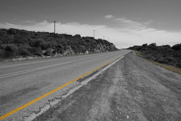 Plano Blanco Negro Una Carretera Asfaltada Con Una Línea Amarilla — Foto de Stock