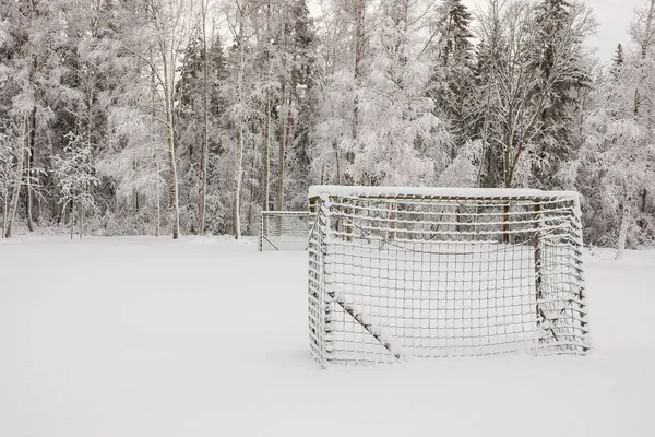 Een Voetbalveld Bedekt Met Sneeuw — Stockfoto