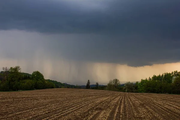 Штормовое Дождливое Небо Над Сельским Полем Чехии — стоковое фото