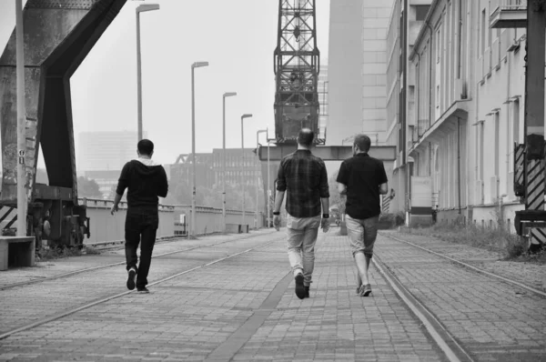 Uma Foto Tons Cinza Três Homens Caminhando Cais Media Harbor — Fotografia de Stock