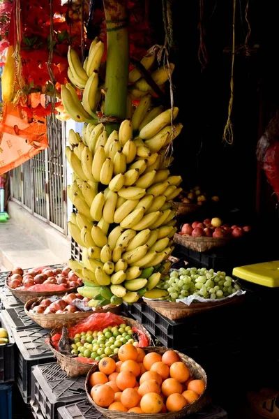 Κοντινό Πλάνο Των Μίσχων Της Ώριμης Μπανάνας Που Πωλούν Στην — Φωτογραφία Αρχείου