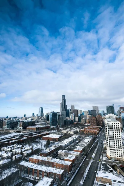 シカゴの街並とシアーズ タワーとウィリス タワーの垂直撮影 — ストック写真