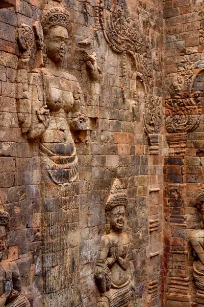 Een Verticaal Shot Van Angkor Wat Tempel Muur Met God — Stockfoto