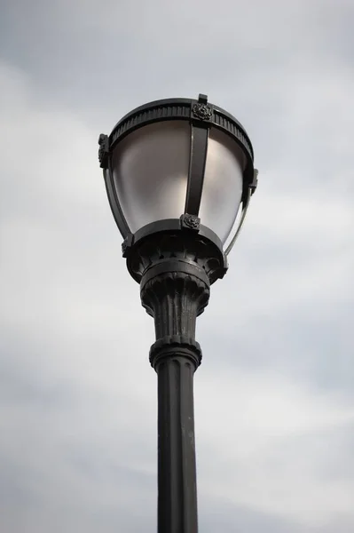 Bulutlu Gökyüzüne Karşı Bir Sokak Lambasının Dikey Görüntüsü — Stok fotoğraf
