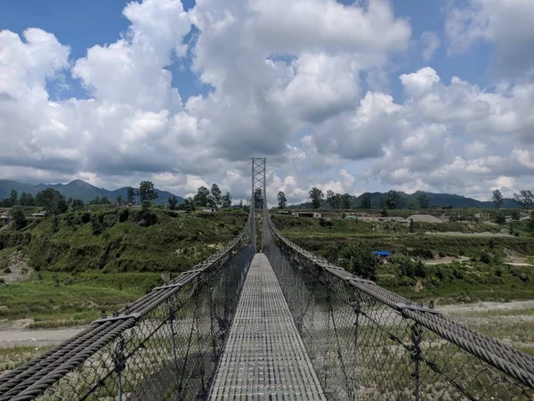 Puente Colgante Día Soleado Sobre Río Seco Nepal —  Fotos de Stock