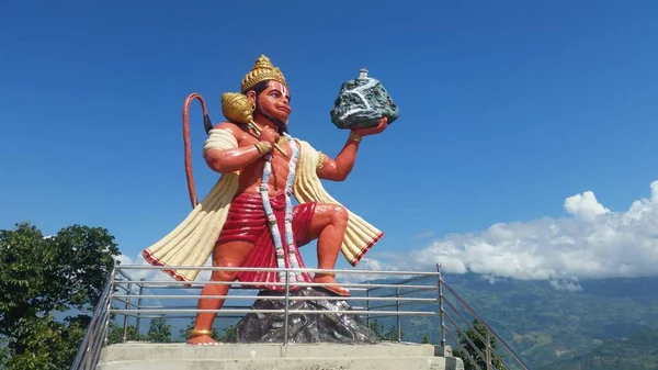 Una Enorme Estatua Dios Hanuman Llevando Una Colina Palma Día — Foto de Stock