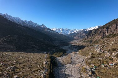 Dağlara karşı tarlada kayalık bir yol.