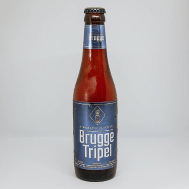 Beyaz arka planda bir şişe Brugge Tripel birası.