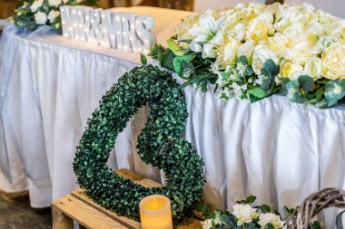 Bir düğün için güzel bir çiçek desenli mum ve 