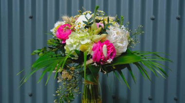 Mavimsi-gri arka planında farklı çiçekler olan güzel bir buketin yakın çekimi..