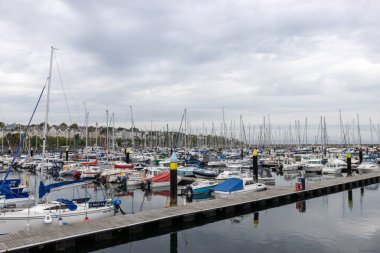 Bangor, İngiltere 'de bulutlu bir günde limana demirlemiş teknelerin manzarası