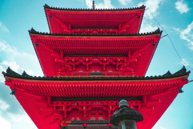 Güzel Budist tapınağı Kiyomizu-dera 'nın alçak açılı görüntüsü gökyüzüne karşı.