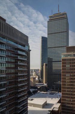 Binaların üzerinde büyüleyici bir altın gün batımı manzarası