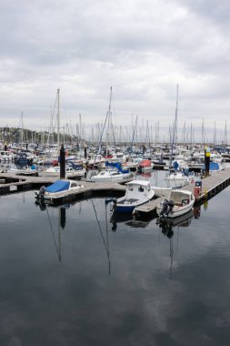 Birleşik Krallık 'ın Bangor şehrinde bulutlu bir günde limana demirlemiş teknelerin dikey hali