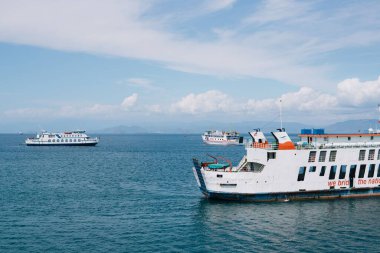 Kayangan, Kuzey Lombok, Endonezya - 9 Temmuz 2022: Kayangan limanına yanaşacak olan ASDP feribot gemileri