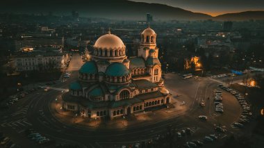 St. Alexander Nevsky Katedrali, Sofya ve Bulgaristan 'da gün batımına bakan insansız hava aracı perspektifi