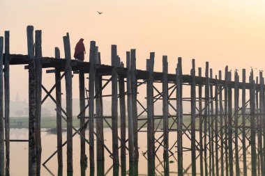 Mandalay, Myanmar 'da U Bein Köprüsü' nde keşişlerle manzaralı bir gün doğumu (Burma)