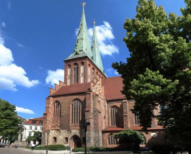 Berlin Mitte 'deki Nikolai mahallesinin büyüleyici kilisesi ve evleri.