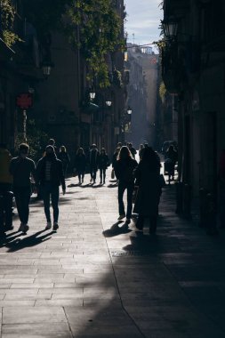 El Born bölgesinde yürüyen insanların dikey görüntüsü.