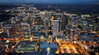 Gece vakti Washington 'da yanan Bellevue şehrinin hava görüntüsü.