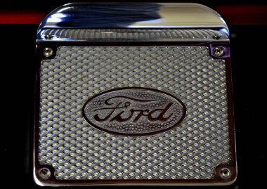 Antika bir Ford marka amblemin yakın plan fotoğrafı.