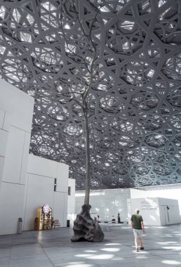 Louvre Abu Dabi 'de yürüyen Ziyaretçiler