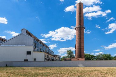 Güneşli bir günde terk edilmiş bir fabrikanın manzarası.