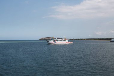 Kayangan, Kuzey Lombok, Endonezya - 9 Temmuz 2022: Kayangan limanına yanaşacak olan ASDP feribot gemileri